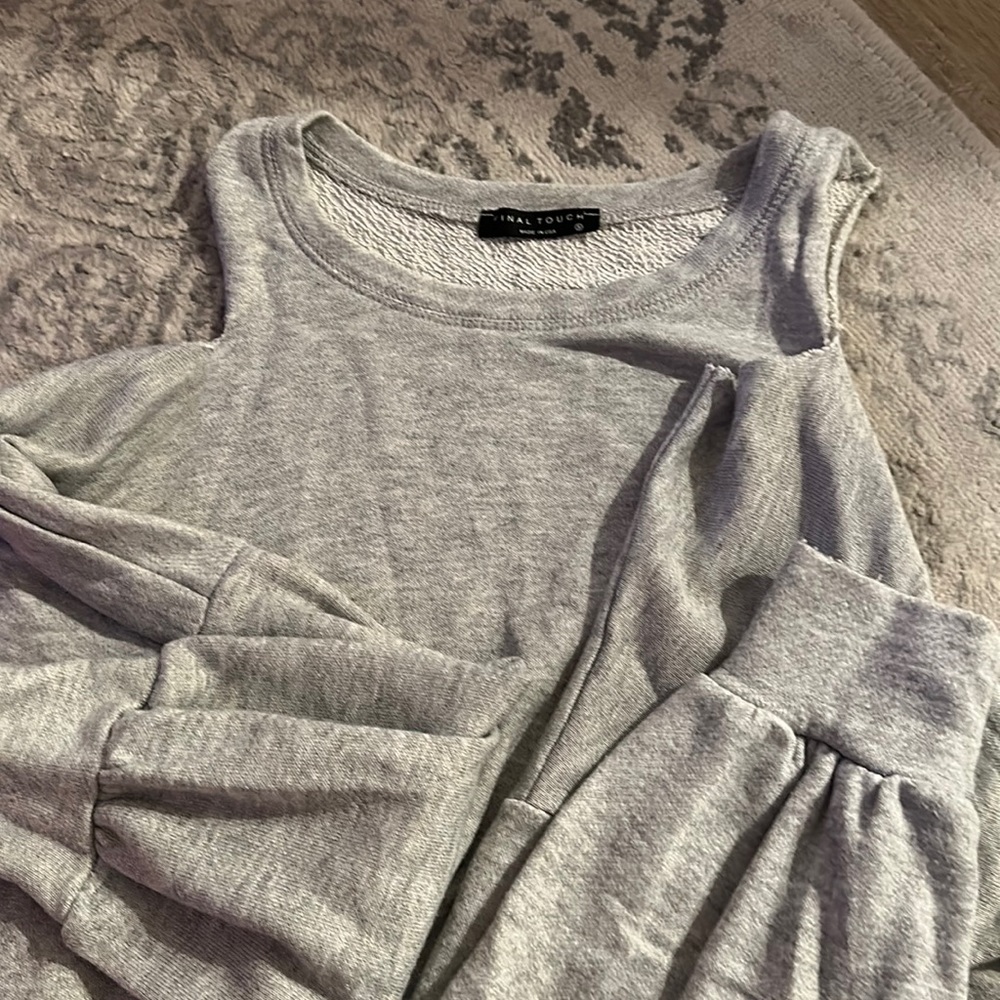 Open shoulder gray sweatshirt, balloon sleeves, brand Final touch, size small